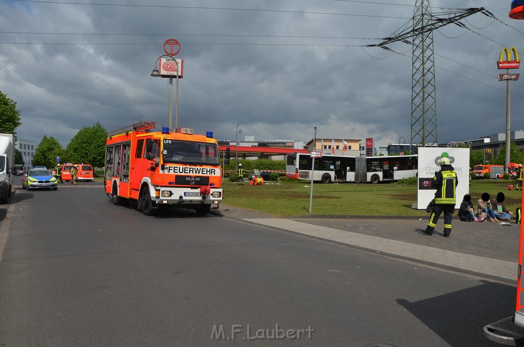 Schwerer Bus Unfall Koeln Porz Gremberghoven Neuenhofstr P020.JPG - Miklos Laubert
